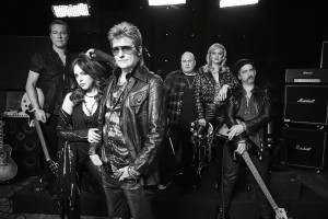 Sex&Drugs&Rock&Roll - Pictured: (l-r) John Corbett as Flash, Liz Gillies as Gigi, Denis Leary as Johnny, Robert Kelly as Bam Bam, Elaine Hendrix as Ava, John Ales as Rehab. CR. Danny Clinch/FX