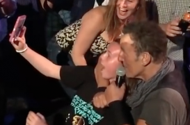 Bruce Springsteen Fan’s Amazing Selfie With the Boss