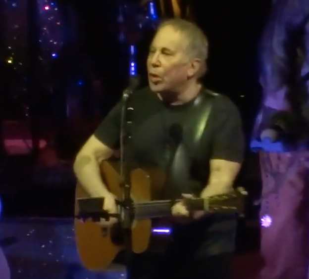 Paul Simon performing "That's All Right" in tribute to Scotty Moore at Forest Hills, NY, June 30, 2016