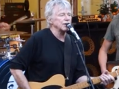 Dave Edmunds Performs Backyard Concert (2016)