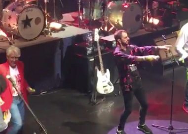 When Joan Baez Joined Ringo Starr at a Paris Concert