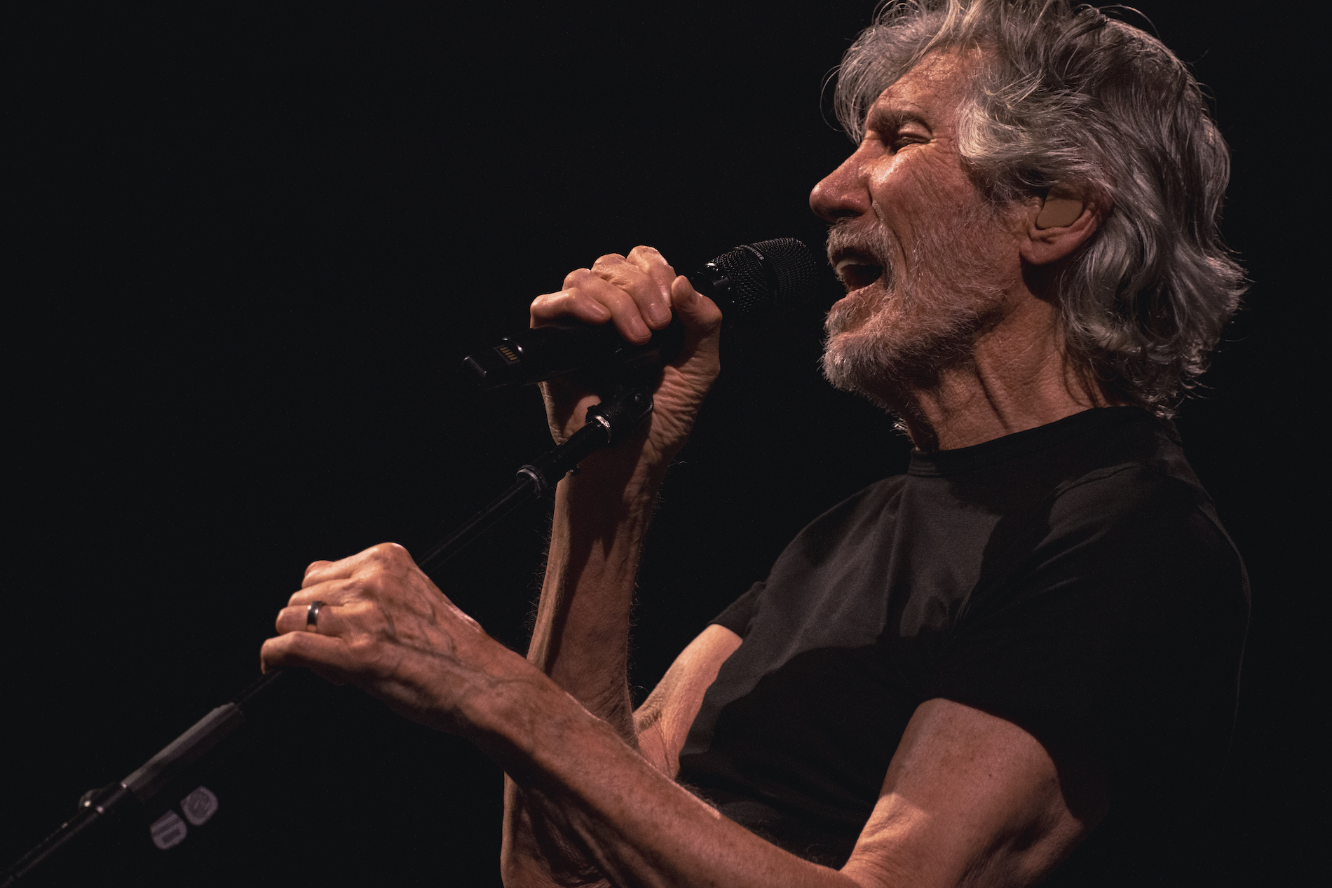 what does roger waters play on tour
