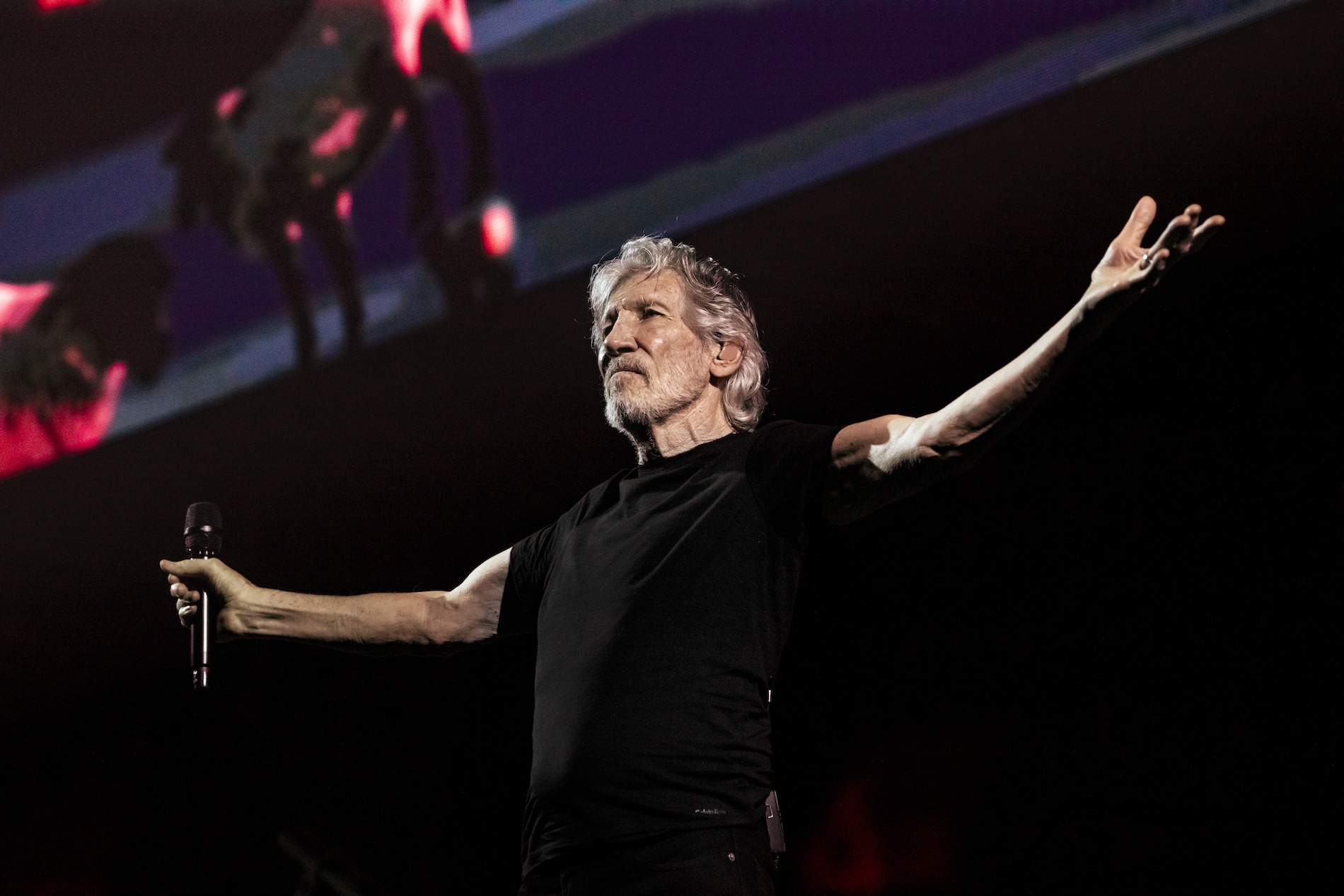 what does roger waters play on tour