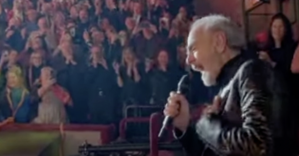 Neil Diamond gives a surprise performance at Broadway opening five