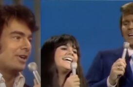 Trio: Diamond, Ronstadt, Campbell Sing Medley of Neil’s Hits