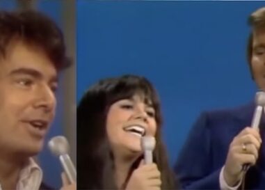 Trio: Diamond, Ronstadt, Campbell Sing Medley of Neil’s Hits