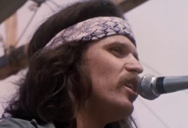 ‘Country Joe’ McDonald, Who Urged the Crowd at the ’69 Woodstock Festival to ‘Gimme an F,’ Dies